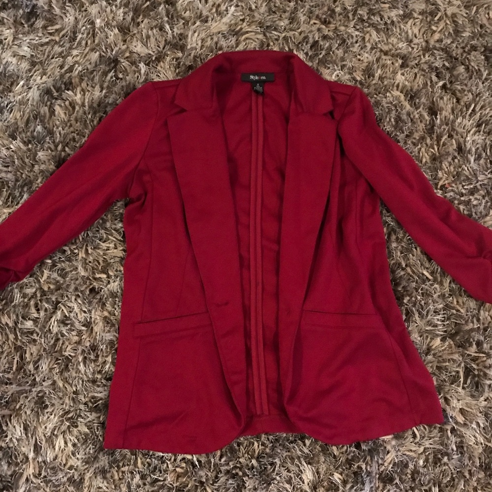 Fitted maroon blazer